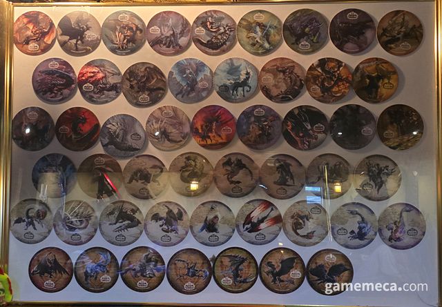 대형 몬스터의 수만큼 많은 랜덤 코스터들을 한 자리에 모아둔 액자다 (사진: 게임메카 촬영)