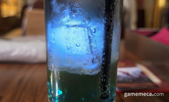 라무네로 푸른 빛을, 대나무 숯가루로 검은색을 냈으며 얼음에 빛이 나는 장식을 더해 