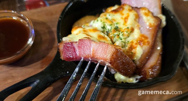 약 1cm 가량의 두툼한 고기 두 덩이로, 베이컨의 특성 상 짠맛이 강하다 (사진: 게임메카 촬영)