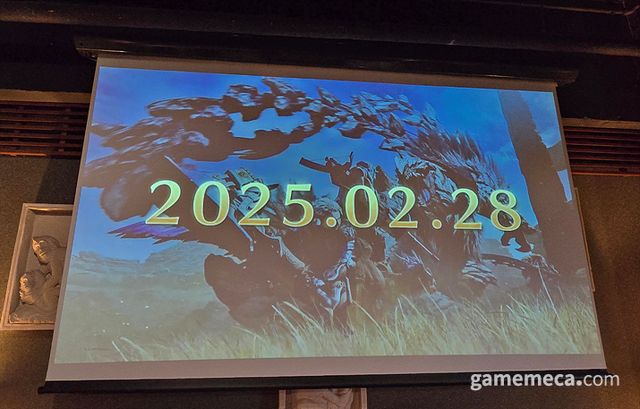 트레일러 등이 재생되는 대형 스크린도 준비돼 있어 기다림도 즐겁게 만든다 (사진: 게임메카 촬영)