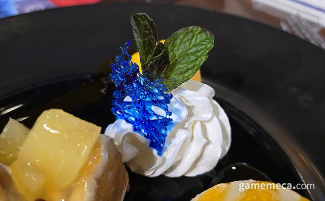 휘핑크림에 꽂은 푸른색 설탕 장식과 민트 잎으로 자연과 번개를 표현했다 (사진: 게임메카 촬영)