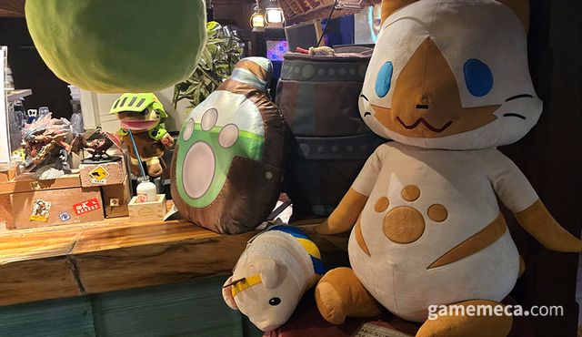 엘리베이터를 타고 올라가면 헌터들을 맞이해주는 귀여운 아이루 (사진: 게임메카 촬영)