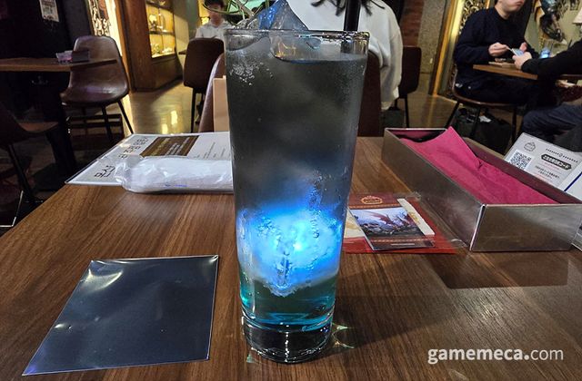 자리로 돌아가면 주문한 사해룡 발라하라의 블랙 보드카가 등장했다 (사진: 게임메카 촬영)