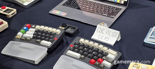 더불어 앞서 등장한 사진들에서도 곧장 만나볼 수 있었던 '스플릿 키보드'의 기판과 하우징도 다채로운