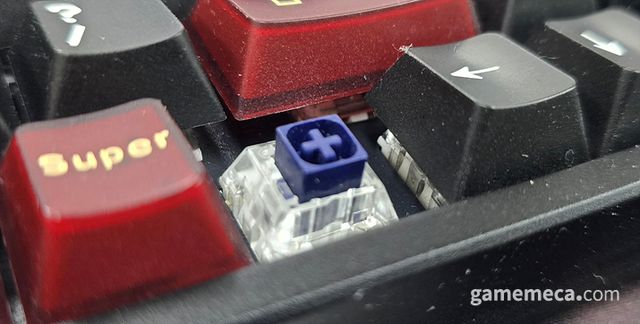 기계식 키보드에서 가장 대중적인 스위치는 위와 같은 십자 축을 가지고 있는 것이 특징이다. 사진의 축은 기자가 사용하는 카일 박스 네이비축 (사진: 게임메카 촬영)