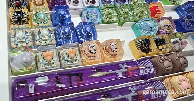 키보드에 꽂을 수 있는 피규어나 작품에 가까운 위치로, esc 키 등에 포인트를 주기 좋다 (사진: 게임메카 촬영)