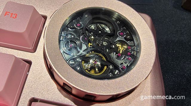 다양한 디자인의 다이얼을 심어 별도의 포인트를 가진 하우징 (사진: 게임메카 촬영)