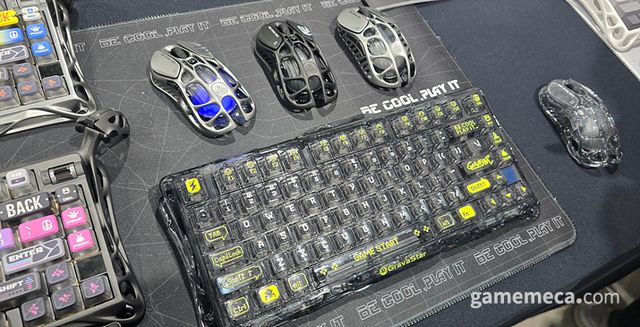 더불어 각 축의 개성을 선보일 수 있는 투명 키캡들도 늘어나는 추세다 (사진: 게임메카 촬영)