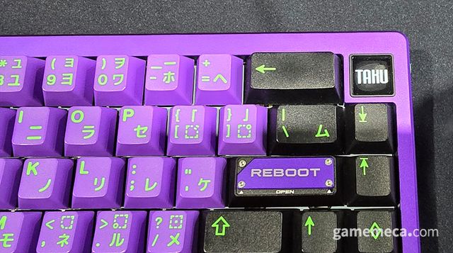 또, 빈 기판에 LED 모니터를 심거나 (사진: 게임메카 촬영)