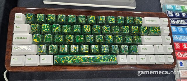 세라믹으로 제작한 키캡을 전시하는 곳도 있었다. 세라믹의 경우 차갑고 단단한 질감이 인상 깊다 (사진: 게임메카 촬영)