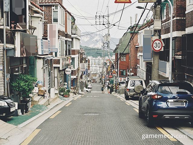 흔히 만나볼 수 있는 주택가의 옛 모습 등을 배경 레퍼런스로 삼아 익숙한 곳에서 만나볼 수 있는 일상적이지 않은 모습에 대해 생각케 한다 (사진제공: 그리다)