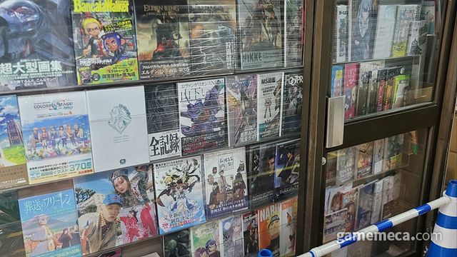 게임 매장 외에도 여러 가게에서 각종 음반과 일본 잡지를 판매 중이었다 (사진: 게임메카 촬영)