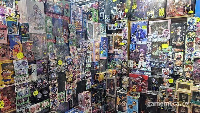내부 역시 캔 뱃지와 피규어들로 가득하다 (사진: 게임메카 촬영)