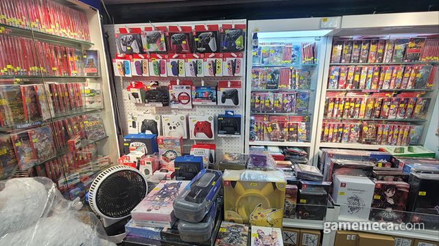 맞은 편에는 닌텐도 타이틀과 주변기기가 진열되어 있는데, PS5 진열장에 비하면 조금 난잡한 느낌 (사진: 게임메카 촬영)