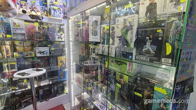 명확하게 구분되어 있는 건 아니지만, 2층은 비교적 피규어들이 많다 (사진: 게임메카 촬영)
