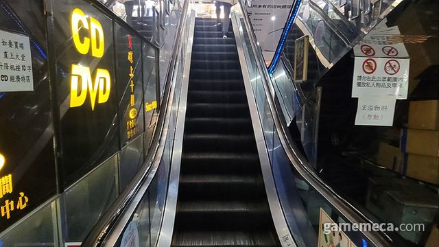 2층으로 올라가보자 (사진: 게임메카 촬영)