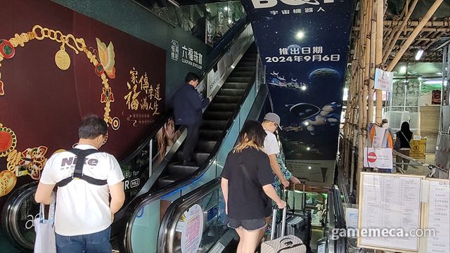 1층이 없는 대신 지하 1층과 2,3층으로 이루어져 있다 (사진: 게임메카 촬영)