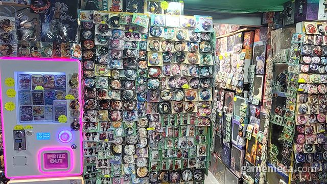 벽이 전부 캔 뱃지도 도배되어 있는 독특한 가게 (사진: 게임메카 촬영)