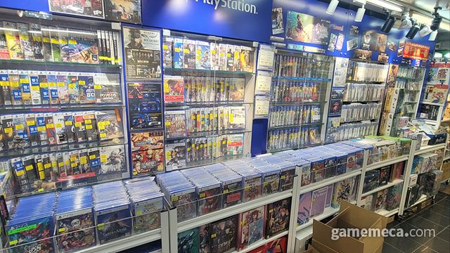 내부에 진열된 수많은 PS5 게임들 (사진: 게임메카 촬영)