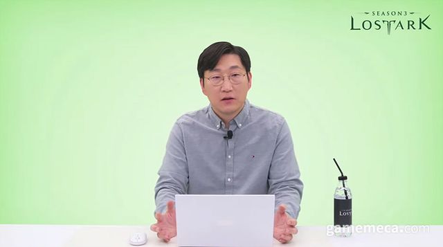 로스트아크 생방송을 진행 중인 전재학 디렉터 (사진출처: 로스트아크 공식 유튜브 영상 갈무리)