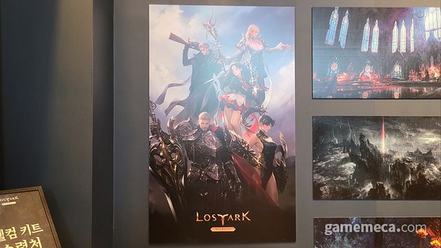 로스트아크 모바일 세계관을 엿볼 수 있는 원화를 시작으로 (사진: 게임메카 촬영)