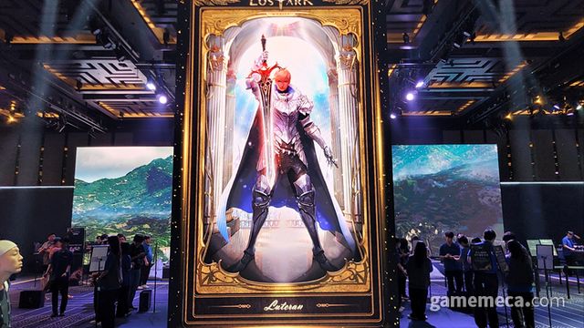 입장하자마자 반겨주는 에스더 '루테란', 다른 에스더들도 순서대로 돌아가며 등장한다 (사진: 게임메카 촬영)