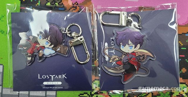 기자는 13개 종류 중 귀멸사 키링만 두 개 뽑았다 (사진: 게임메카 촬영)