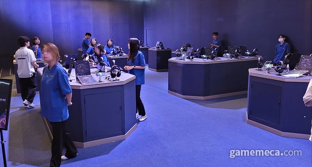 발탄 레이드와 가디언 토벌, 카오스 브레이크는 모바일로 시연대가 마련됐으며 (사진: 게임메카 촬영)