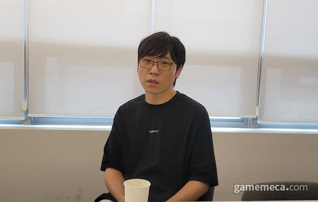 질문에 답변 중인 민동준 총괄 PD (사진: 게임메카 촬영)