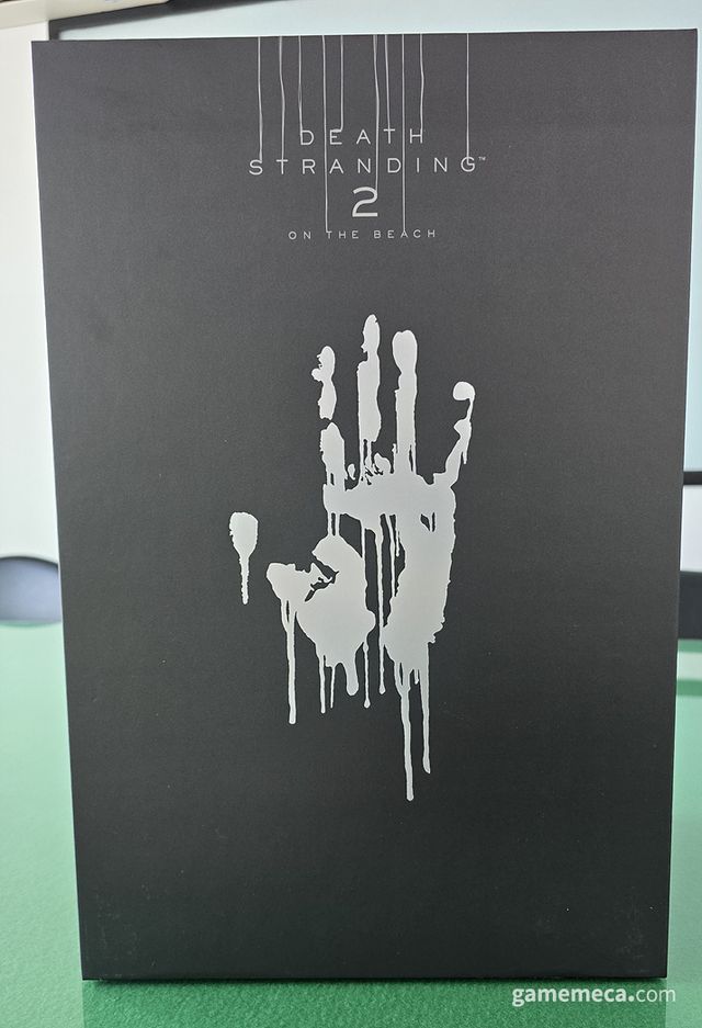 겉 껍질을 벗기면, 손자국이 강조된 세련된 박스가 나온다 (사진: 게임메카 촬영)