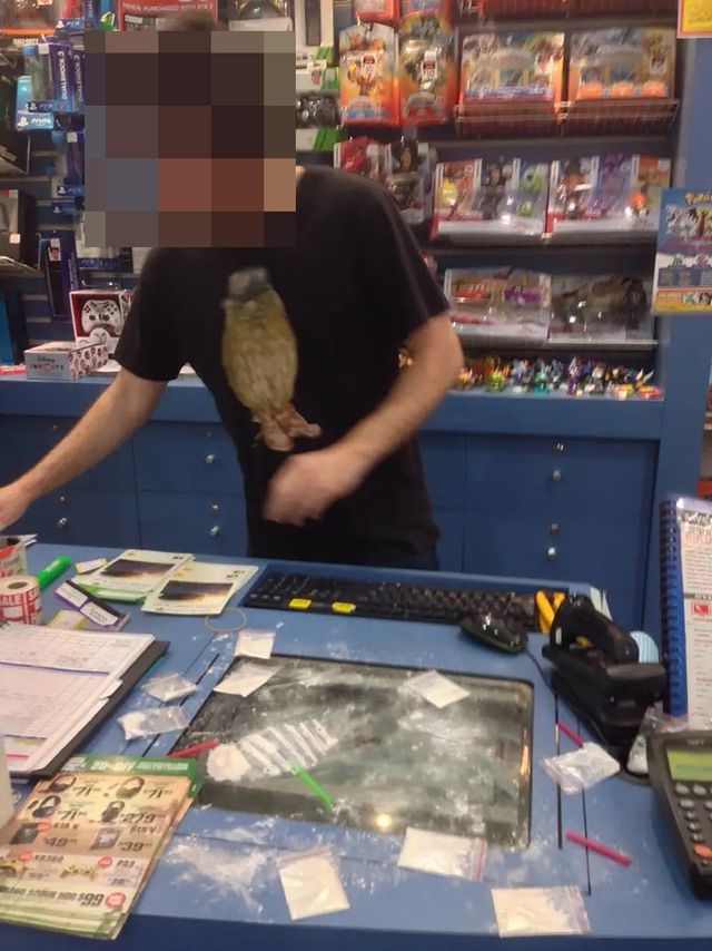 마치 마약 포장을 하고 있는 것 같은 사진으로 인해 논란이 촉발됐다 (사진출처: Reddit)