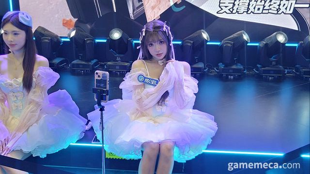 독특한 점은 거의 모든 부스에 코스어 홍보모델이 자리해 있다 (사진: 게임메카 촬영)