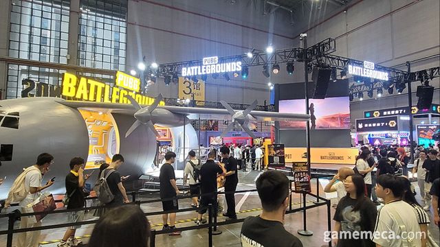 그 맞은편에 위치한 플레이어언노운스 배틀그라운드 부스에도 많은 유저가 방문하고 있었다 (사진: 게임메카 촬영)