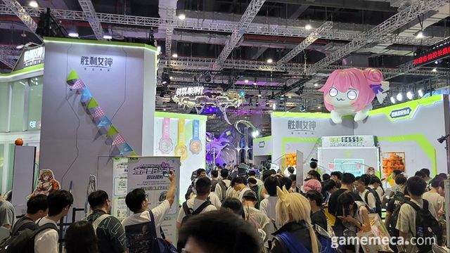 커다란 도로롱이 눈에 띄는 승리의 여신: 니케 부스(사진: 게임메카 촬영)