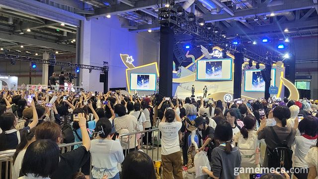 수많은 관객이 몰려 있는 메인 스테이지 옆에는 (사진: 게임메카 촬영)