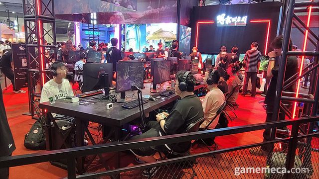 많은 게이머가 명말: 공허의 깃털을 시연하고 있었다 (사진: 게임메카 촬영)