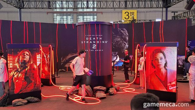 소니도 현장에서 최근 발매된 데스 스트랜딩 2를 선보였다 (사진: 게임메카 촬영)