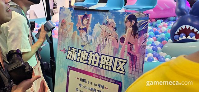 부스 내 구성을 소개하는 안내표와 함께 (사진: 게임메카 촬영)