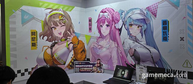 니케 부스와 협업한 제품들의 전시나 (사진: 게임메카 촬영)