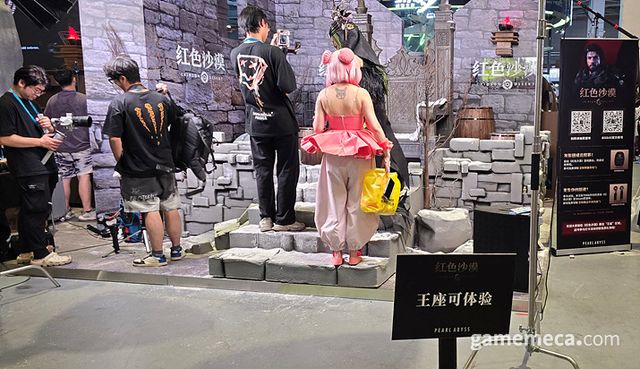 거대한 구조물 옆에는 '왕좌'를 테마로 한 포토존이 준비돼 있었는데 (사진: 게임메카 촬영)