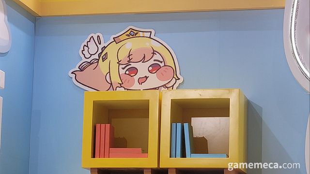 부스 벽면 곳곳에 자리한 