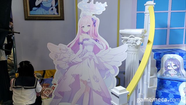 드레스를 차려 입은 블루 아카이브 캐릭터들이 기다리고 있다 (사진: 게임메카 촬영)