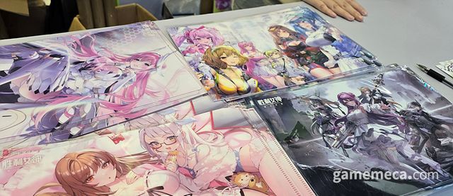 얻지 못한 굿즈를 구매해가는 유저들도 많았다 (사진: 게임메카 촬영)