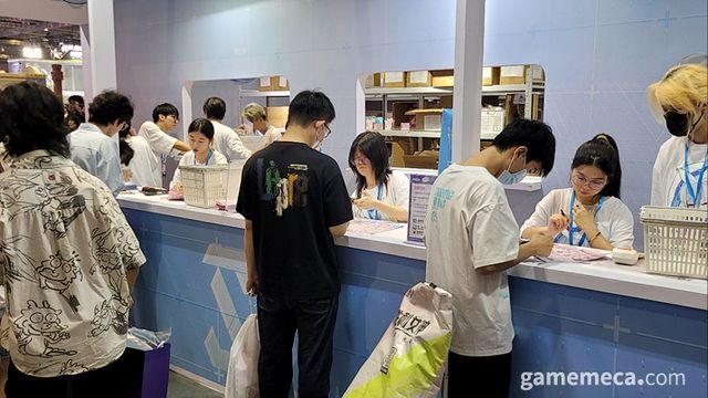 굿즈 구매 대기열이었다 (사진: 게임메카 촬영)