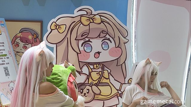 그 사이에는 에르핀과 버터 등신대가 귀여움을 뿜어내고 있다 (사진: 게임메카 촬영)