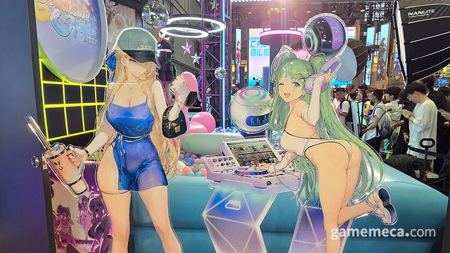 이를 보여주듯 여러 캐릭터들의 여름 테마 등신대들이 부스 곳곳에 전시돼 있었다 (사진: 게임메카 촬영)