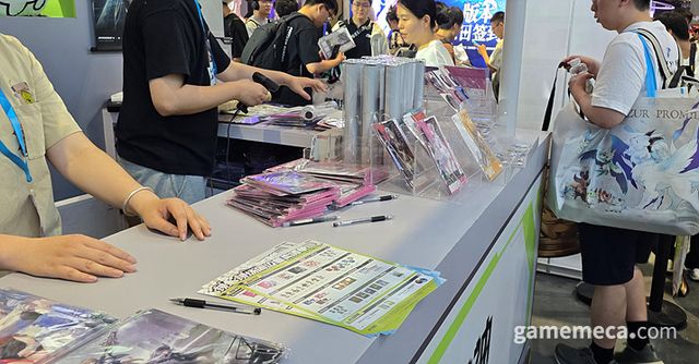 더불어 부스에는 굿즈 구매 상점도 준비돼 있어 (사진: 게임메카 촬영)