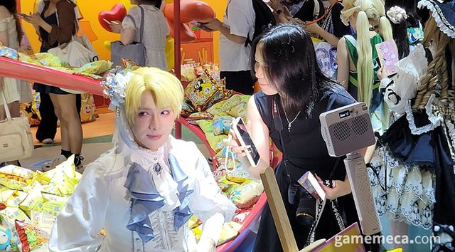 그래서인지 인플루언서와 유저들의 즉석 팬미팅이 이뤄지는 경우도 종종 보였다 (사진: 게임메카 촬영)