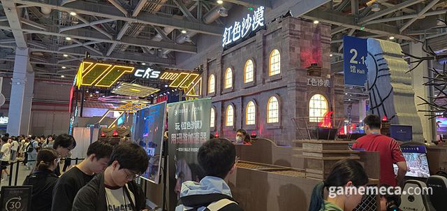 이번 부스 또한 시연을 중심으로 구성돼 있었기에, 많은 유저들이 대기열에 자리했다 (사진: 게임메카 촬영)