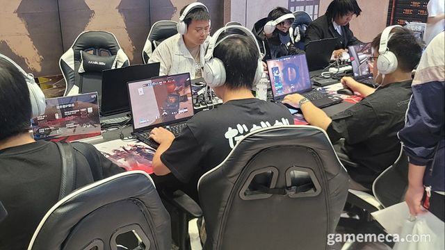 현장에서 즉석으로 인원을 뽑아 e스포츠 경기를 펼치기도 한다 (사진: 게임메카 촬영)